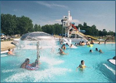 Pápai strand a Hotel Arany Griff közelében, akciós fürdőbelépő a Hotel Arany Griff vendégei számára - ✔️ Hotel Arany Griff Pápa - akciós 3 csillagos szálloda Pápán a Várkert Fürdő közelében akciós fürdőbelépővel