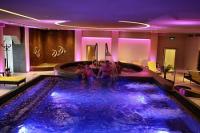 Hotel Délibáb jacuzzis medencéje Hajdúszoboszlón wellness hétvégére