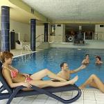 Családias kikapcsolódás a medencében - Galyatetőn - Grand Hotel Galya