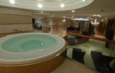 ✔️ 5* Hotel Divinus Debrecen -  wellness részleg pezsgőfürdője - ✔️ Divinus Hotel***** Debrecen - Akciós wellness hotel Debrecenben félpanzióval