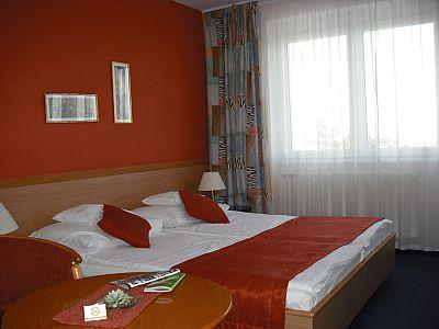 Standard kétágyas szoba a pécsi Hotel Kikeletben - Art Fit Hotel Kikelet Pécs**** - akciós Kikelet wellness hotel Pécsen