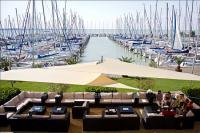 Hotel Marina Port panorámás kilátással a yachtkikötőre és a Balatonra