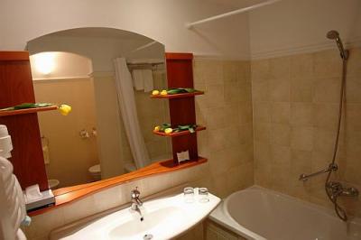 4* Karos Spa Hotel szép kádas fürdőszobája Zalakaroson - Hotel Karos Spa**** Zalakaros - Akciós félpanziós spa és wellness hotel Zalakaroson