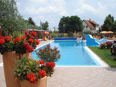 ✔️Duna Wellness Szálloda külső medencéje Ráckevén - ✔️Duna Relax Hotel Ráckeve ✔️ Akció Duna Wellness Hotel