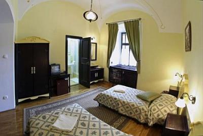 Hotel Klastrom szép kétágyas szobája akciós csomagajánlatokkal, Győrben - Hotel Klastrom Győr - Akciós félpanziós félpanziós csomagok Győr centrumában