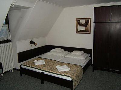 Klastrom Hotel olcsó és szép kétágyas szobája Győrben - Hotel Klastrom Győr - Akciós félpanziós félpanziós csomagok Győr centrumában