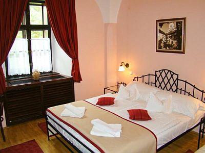 Hotel Klastrom elegáns kétágyas szobája Győrben - Hotel Klastrom Győr - Akciós félpanziós félpanziós csomagok Győr centrumában