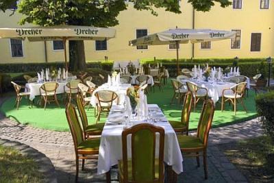 Hotel Klastrom Kastélyhotel belső udvari kávézója csendes, nyugodt környezetben, Győr centrumában - Hotel Klastrom Győr - Akciós félpanziós félpanziós csomagok Győr centrumában